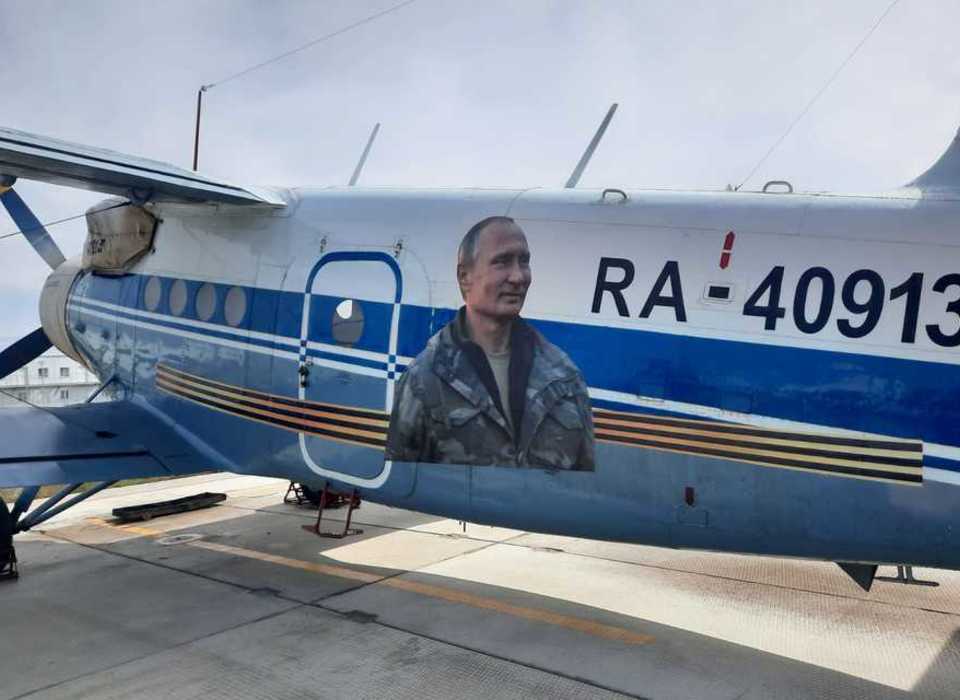 Самолет с изображением Владимира Путина возглавил «Бессмертный полк» в Волгограде